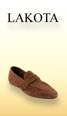 Lakota Slipper Veloursleder Braun mit Pocket-Detail – Frühjahrskollektion Erleben Sie zeitlose Eleganz mit dem Lakota Mokassin aus der Frühjahrskollektion 2026. Dieser exklusive Loafer besticht durch butterweiches Veloursleder in einem edlem braun und ein besonderes Pocket-Detail auf dem Handrücken. Die hochwertige Verarbeitung sorgt für höchsten Tragekomfort und eine perfekte Passform. Ein idealer Begleiter für stilvolle Frühlings-Outfits. Erhältlich bei Ihrem Schuhspezialisten mit über 67 Jahren Tradition.