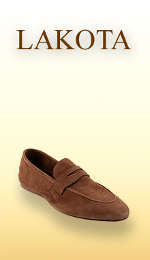 Lakota Slipper Veloursleder Braun mit Pocket-Detail – Frühjahrskollektion Erleben Sie zeitlose Eleganz mit dem Lakota Mokassin aus der Frühjahrskollektion 2026. Dieser exklusive Loafer besticht durch butterweiches Veloursleder in einem edlem braun und ein besonderes Pocket-Detail auf dem Handrücken. Die hochwertige Verarbeitung sorgt für höchsten Tragekomfort und eine perfekte Passform. Ein idealer Begleiter für stilvolle Frühlings-Outfits. Erhältlich bei Ihrem Schuhspezialisten mit über 67 Jahren Tradition.